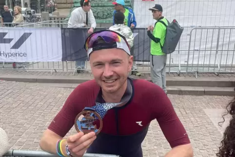 War nach 10:39:29 Stunden im Ziel: Alex Nohn vom 1. FC Kaiserslautern beim Ironman in Hamburg.