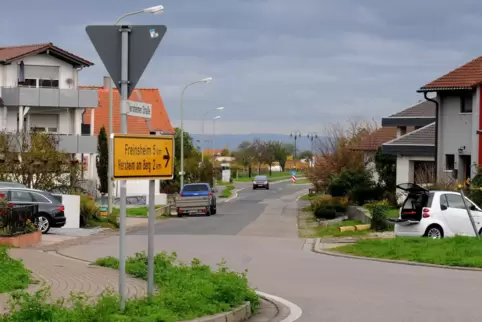 Die Stichstraße zweigt von der L522 ab. 