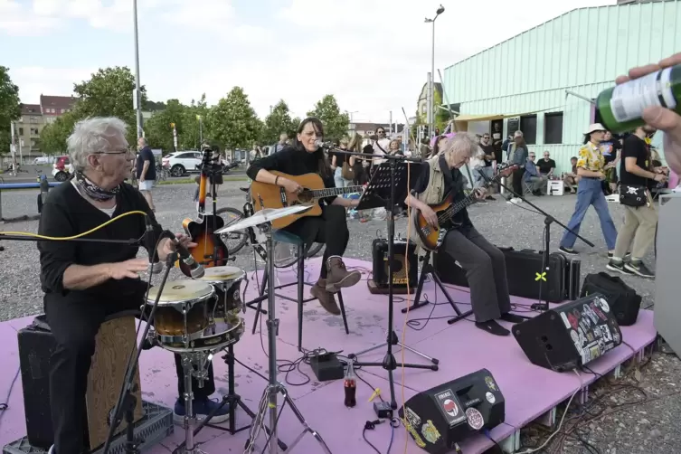 Ein Konzert von Legenden, das einem Gartenfest gleicht: Ton Steine Scherben spielen bei einer kostenlosen VEranstaltung auf dem 