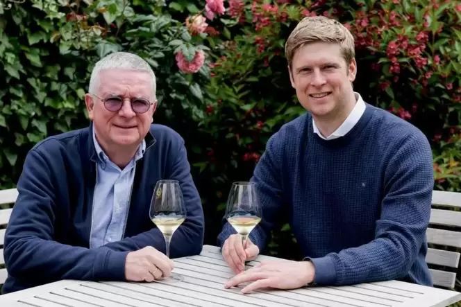 Stabwechsel beim VDP Pfalz: Hansjörg Rebholz (66, links) hat nach dem frühen Tod seines Vaters das Weingut Ökonomierat Rebholz i