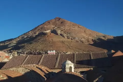 Wie eine riesige Pyramide überragt der 4800 Meter hohe Cerro Rico die Stadt Potosí in Bolivien. 