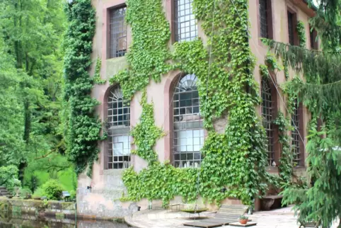 Verwunschenes Idyll: das ehemalige Turbinenhaus mit Weiher. Daneben standen einst Hochofen und Kleinhammer.