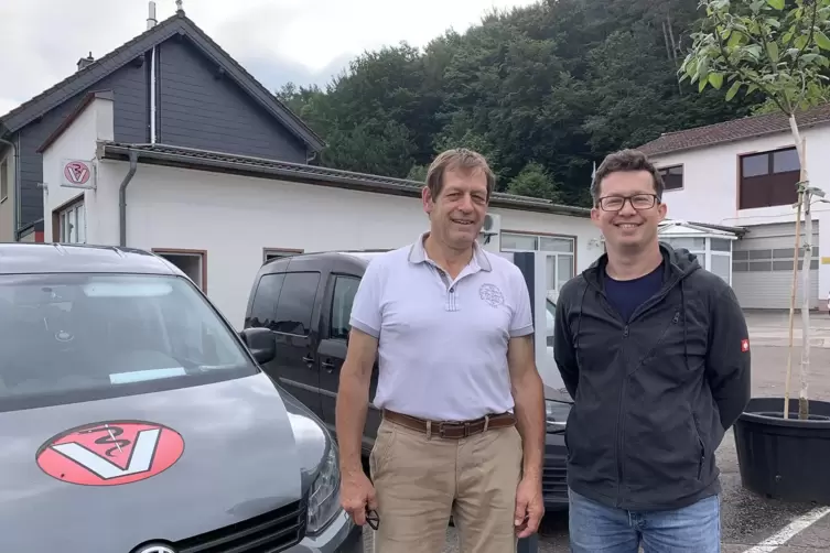 Siegfried Schulz (links) und sein Nachfolger Konrad Pawicki vor der Kleintierpraxis in Landstuhl. 