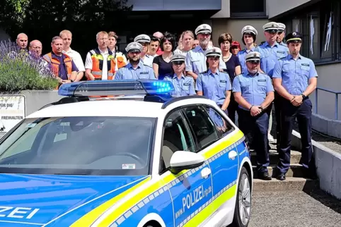 Die Polizei und das Rote Kreuz halten vor der Polizeiinspektion eine Schweigeminute für den in Mannheim getöteten Polizisten ab.