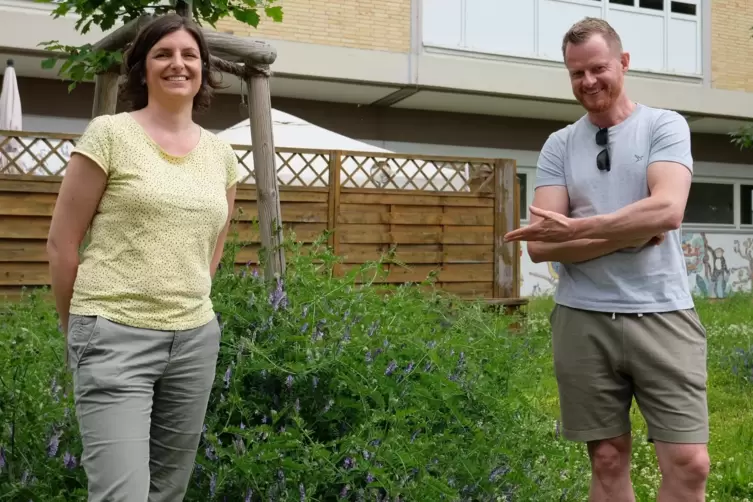 Auf den Freiflächen des Schulgeländes wachsen heimische Pflanzen. Die Biologielehrer Nadine Trinkel und Christoph Wieding präsen