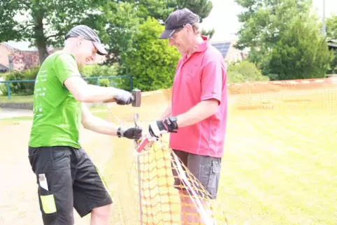 Richten am Freitagmittag die Zone für den Wechsel vom Rad auf die Laufstrecke auf dem Stadiongelände des TV Mußbach ein: Gerhard