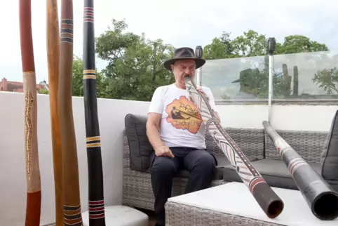 Peter Gläsel mit seinem Didgeridoo. Noten gibt es keine für die Digeridoo-Musik, es wird ausschließlich improvisiert. 