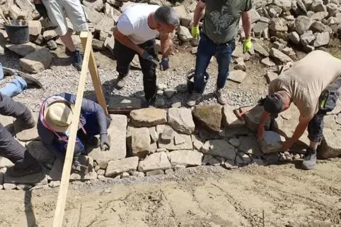 Trockenmauer-Bau bei Welchweiler: In einem Kurs wurde den Teilnehmern das alte Handwerk nahegebracht.