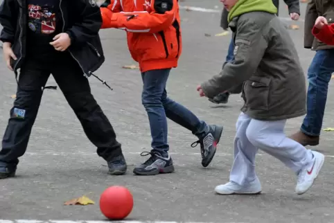 Kicken auf dem Pausenhof: Dafür ist in der Betreuenden Grundschule Gelegenheit.