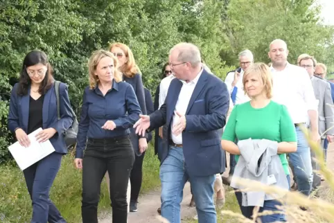 Jürgen Oberholz (Zweiter von rechts) erklärt Bundesumweltministerin Steffi Lemke die Besonderheiten der Region. 