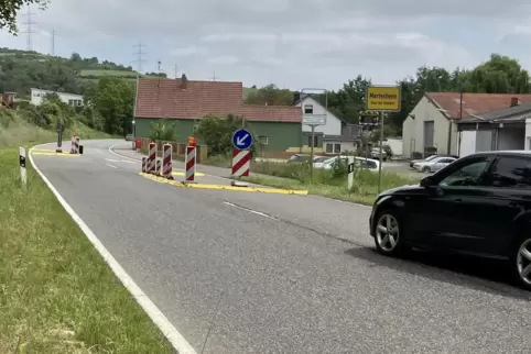 Fahrbahnverengung im Ein-Jahres-Test: die neue Schikane am Mertesheimer Ortseingang. Damit sollen die Verkehrsteilnehmer gezwung