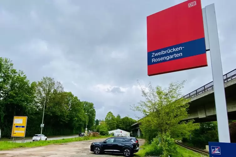 Sand und Schotter sollen jetzt bald einem großzügigen Park&Ride-Platz mit Angeboten auch für Radfahrer und Fußgänger weichen: Vo