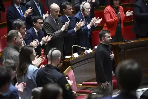 Viel Beifall für den ukrainischen Präsidenten Wolodymyr Selenskyj (rechts) gab es nach seiner Rede im französischen Parlament.