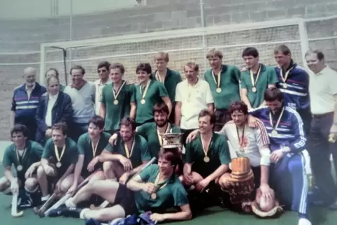 Erschöpft und glücklich – das Siegerteam 1984. 