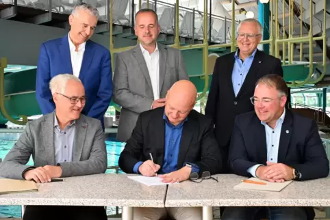 Großer Moment: Plopsa-Chef Carl Lenaerts (Mitte) unterzeichnet den Vertrag im Beisein von Werke-Geschäftsführer Udo Engel (links