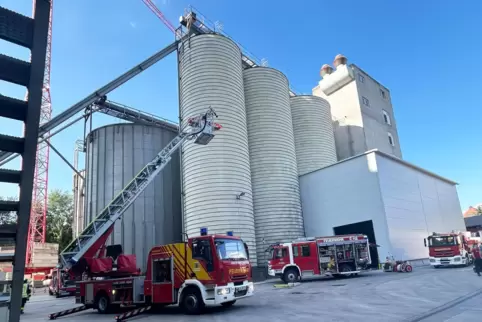 Großeinsatz der Feuerwehr mit mehreren Löschfahrzeugen. 