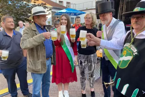 Prost aufs Fest: Ulrich Ernst, Jil Biedinger, Julia Bothe, Jochen Hartloff und Dieter Schmitt (von links). 