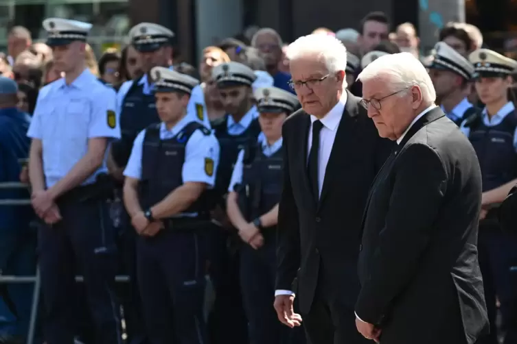 Die Erschütterung ist ihnen anzusehen: Bundespräsident Steinmeier (rechts) und Baden-Württembergs Regierungschef Winfried Kretsc