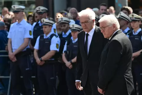 Die Erschütterung ist ihnen anzusehen: Bundespräsident Steinmeier (rechts) und Baden-Württembergs Regierungschef Winfried Kretsc