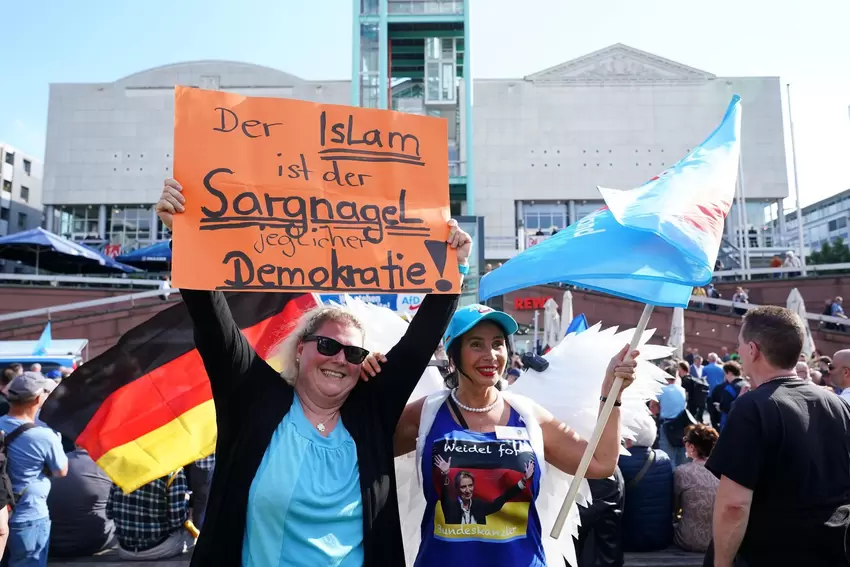 Nach einem Gerichtsbeschluss am Nachmittag musste die AfD am Abend mit ihrer Veranstaltung umziehen.