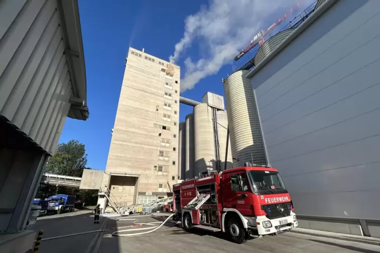 Seit Freitagnachmittag brennt es in dem Silo.