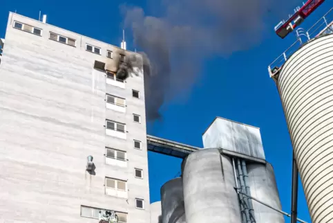 Als endlich gelöscht werden konnte, wechselte die Farbe des Rauchs, der oben aus dem Silo stieg, von Schwarz zu Grau und dann zu