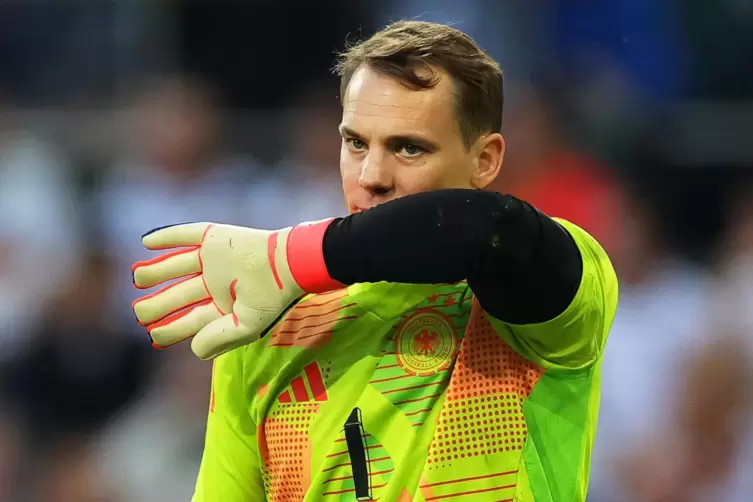 Mund abwischen und weitermachen: Manuel Neuer nach dem Patzer gegen die Griechen.