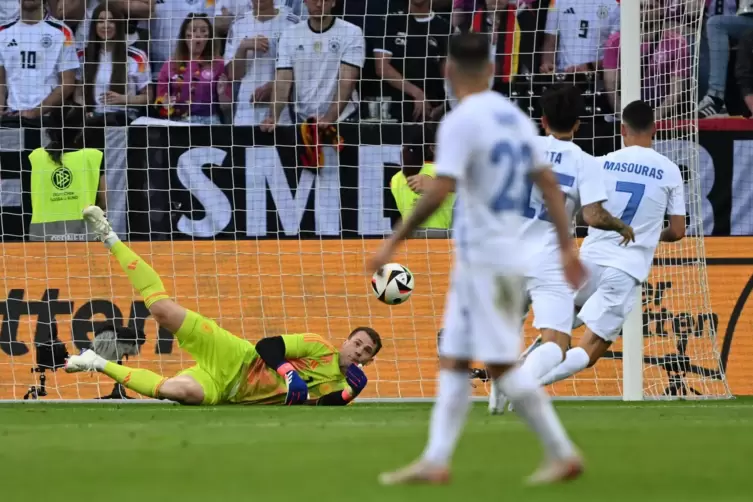 Manuel Neuer kassiert das 0:1 gegen Griechenland. 