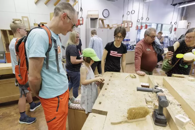 Unter anderem konnten die Besucher einen Eindruck von der Arbeit in einer Schreinerei gewinnen. 