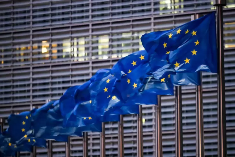 Europaflaggen in Brüssel vor dem Sitz der EU-Kommission. 