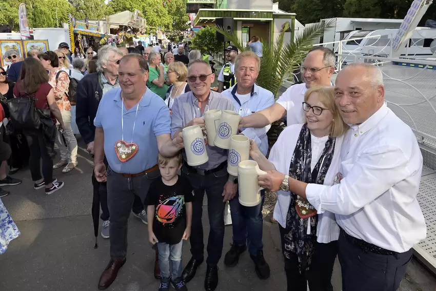 Brauereichef Frank Mayer, Beigeordnete Beate Steeg, Lukom-Chef Christoph Keimes und Schausteller stoßen auf ein gelungenes Fest