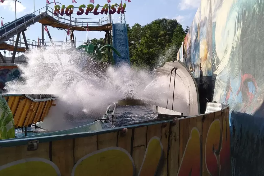 Die Wildwasserbahn »Big Splash« hält, was der Name verspricht.