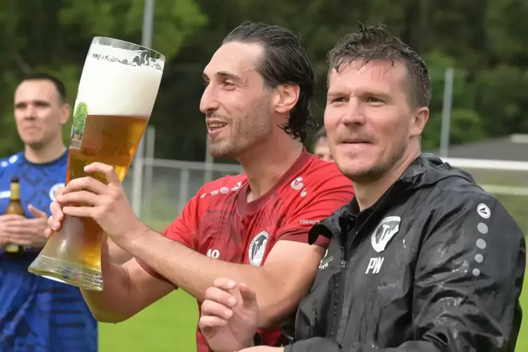 Steinbachs Trainerduo Daniel Ghoul (links) und Patrick Wolf begießt den Erfolg.