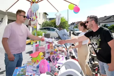 Hat einiges aufgetischt: Lukas Fische (links) und seine Familie bieten viele Kinderspielsachen an. 