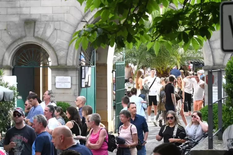 Die Gäste genießen das kulinarische und musikalische Angebot beim Burg- und Weinfest. 