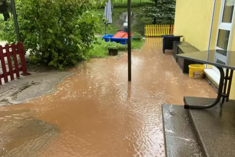 Das Wasser floss zwar nicht ins Gebäude, den Spielplatz hat es jedoch derart verunreinigt, dass er derzeit nicht genutzt werden 