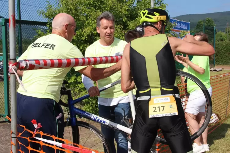 Übernahme: Günter Peters (links) und Heinz Lubenau versorgen in der zweiten Wechselzone die Räder der Triathleten. 