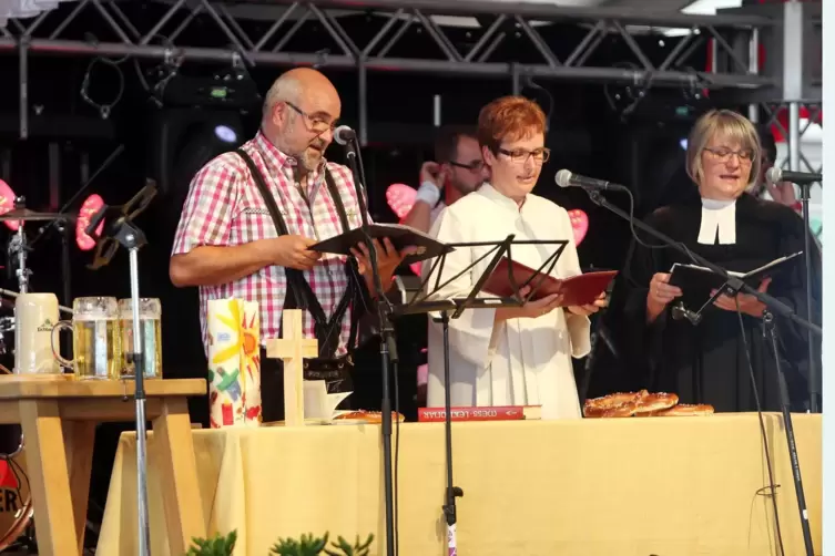 Brezelfest-Festzelt: Bier sogar beim Mundart-Gottesdienst in Reichweite.