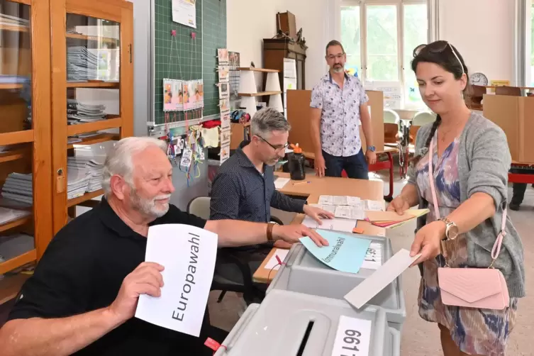 Deborah Weber gibt ihre Stimme in Königsbach ab. Wahlhelfer sind hier (von links) Walter Oberhettinger, Hans-Jörg Salat und Step