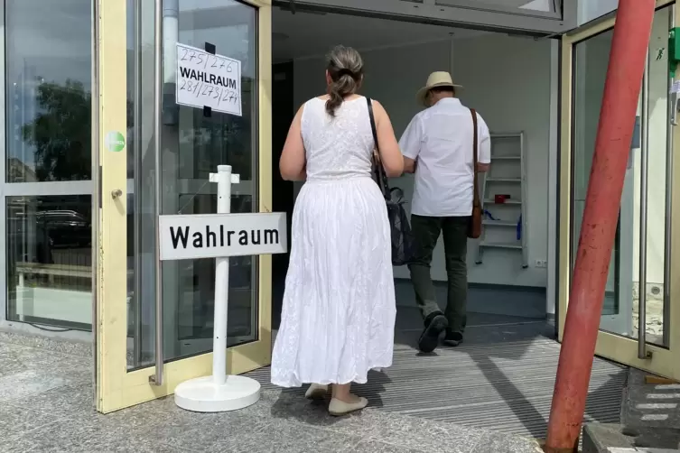 Urnengang: In der Sporthalle Nord herrscht reger Betrieb.