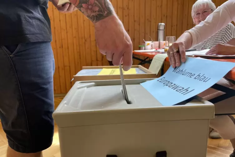 Rein damit: Wahlurne in der Turnhalle der Siedlungsschule. 