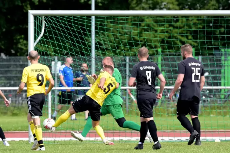 Philipp Tavares da Silva mit dem 1:0 für Erlenbach. 