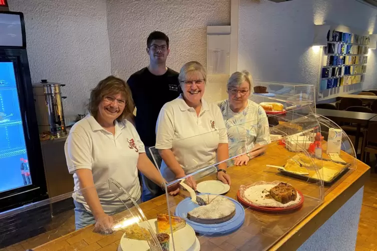 Sie haben die Wählerinnen und Wähler im Limburgerhofer Rathaus mit leckerem Kuchen versorgt: das Team des 1. KV Limburgerhof um 