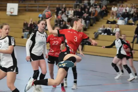 TSR-Handballerin Filine Allmeier beim ersten Bundesliga-Qualifikationsturnier im Spiel gegen Nieder-Olm.