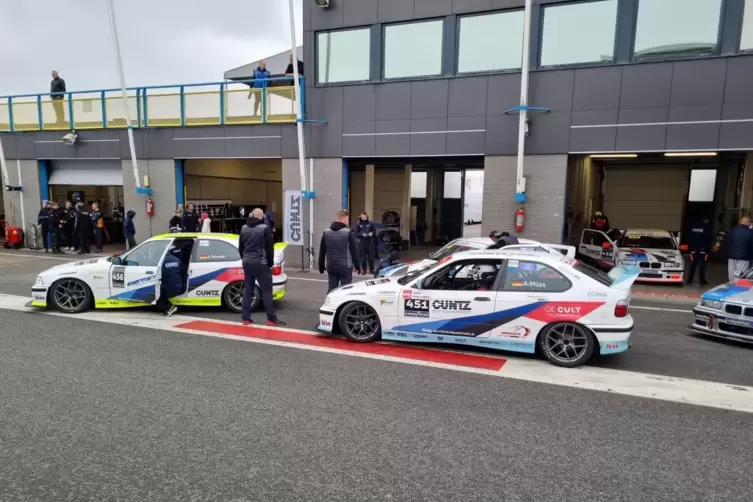 Viel Betrieb: Cuntz Motorsport in der Boxengasse.