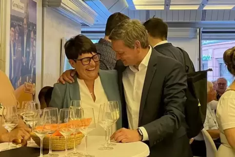 Bester Stimmung: Die frisch wiedergewählte EU-Abgeordnete Christine Schneider (CDU) mit CDU-Landeschef Christian Baldauf. 