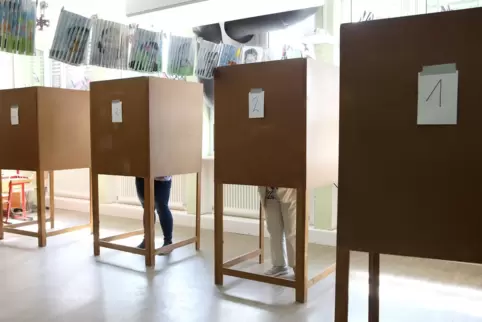 Mehr als die Hälfte der Wähler haben per Briefwahl zu Hause abgestimmt, andere gehen gerne ins Wahllokal. 