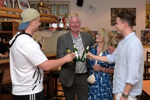 Glücklicher Wahlsieger: Jürgen Hook feierte mit Familie und Freunden nach der Wahl im Sportheim.