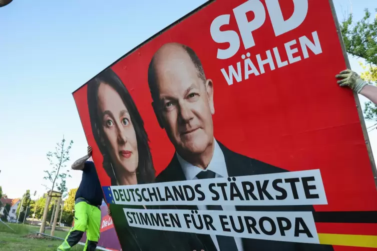 Abbau von Wahlplakat: Die SPD hat deutlich an Stimmen eingebüßt, ihre Speyerer Vertreter fordern Konsequenzen.