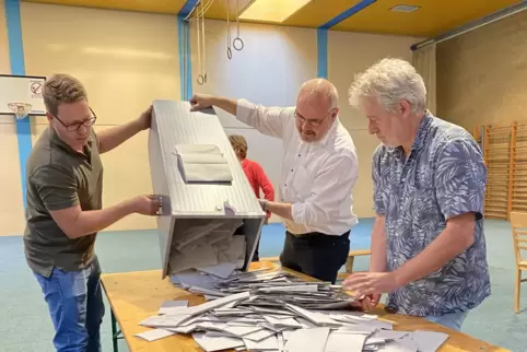 Ehrenamtliche Wahlhelfer im Einsatz,